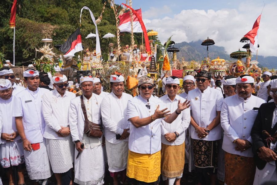 Bupati Badung I Wayan Adi Arnawa mendampingi Wakil Gubernur Bali I Nyoman Giri Prasta menghadiri Karya Tawur Agung Manca Wali Krama di Pura Hulundanu Batur, Desa Adat Songan, Kintamani, Bangli, Bali, Selasa (8/9/2026). (foto/adi)