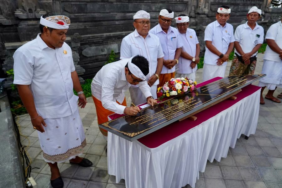 Bupati Badung I Wayan Adi Arnawa saat menghadiri karya di Pura Segara Bengiat, Desa Adat Peminge, Kecamatan Kuta Selatan, Badung, Bali, Rabu (29/7/2026). (foto/adi)