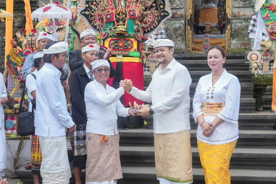 Wabup Badung Bagus Alit Sucipta didampingi Ketua WHDI Badung Nyonya Yunita Alit Sucipta saat menghadiri persembahyangan Bhakti Penganyar di Pura Dalem Desa Adat Sempidi, Kecamatan Mengwi, Badung, Bali, Rabu (15/7/2026). (foto/adi)