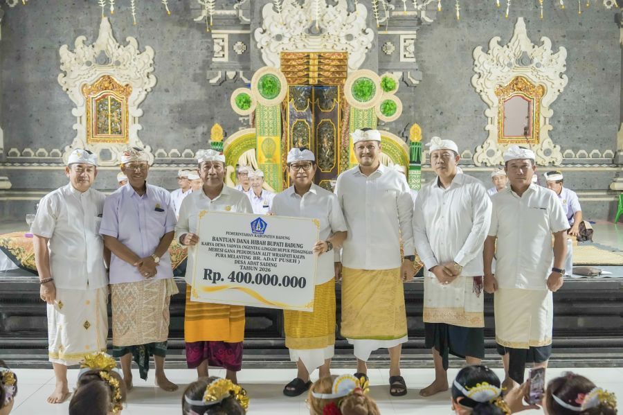 Bupati Badung I Wayan Adi Arnawa bersama Wabup Bagus Alit Sucipta menghadiri Karya Ngenteg Linggih dan Wrespati Kalpa di Banjar Puseh, Desa Adat Sading, Kecamatan Mengwi, Badung, Bali, Kamis (15/10/2026). (foto/adi)