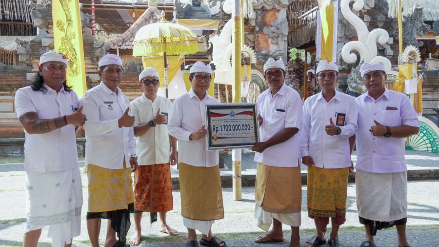 Bupati Badung I Wayan Adi Arnawa saat menghadiri karya Caru Rsi Gana, Melaspas dan Mendem Pedagingan serangkaian Upacara Ngenteg Linggih di Pura Pucak Arantaja, Banjar Petang Suci, Desa Petang, Badung, Bali, Senin (19/10/2026). (foto/adi)
