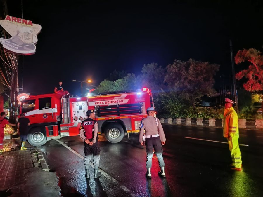 Restoran di Jalan By Pass Ngurah Rai, Sanur dilalap si jago merah, Rabu (12/11/2025). (foto/hes)