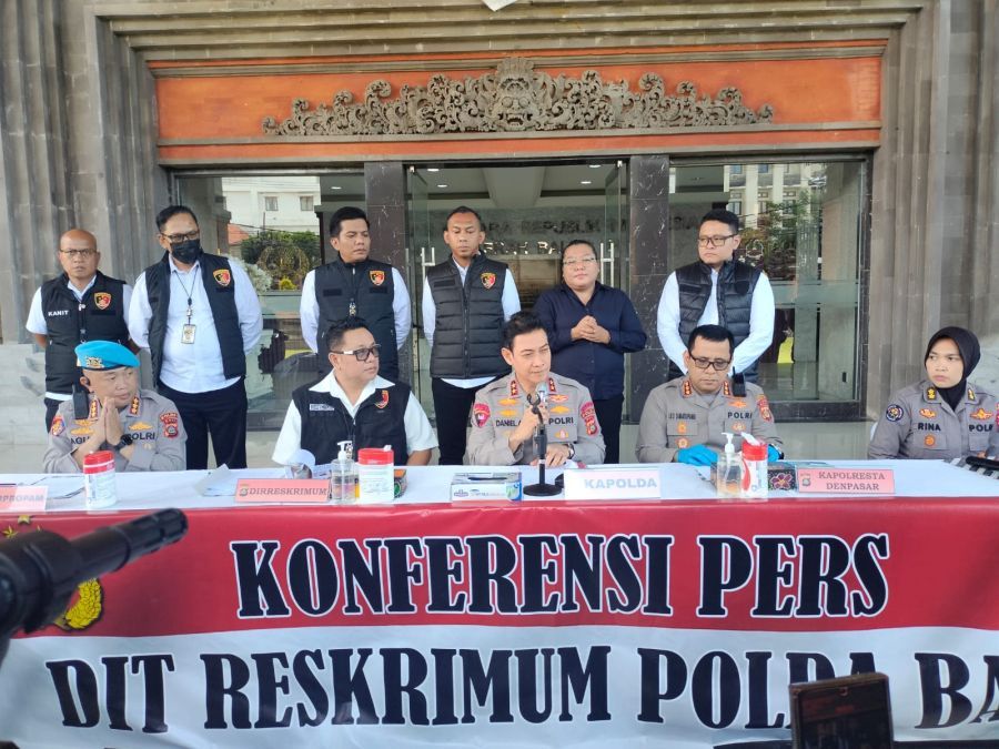 Kapolda Bali Irjen Pol Daniel Adityajaya, didampingi Direktur Reserse Kriminal Umum Polda Bali Kombes Pol I Gede Adhi Mulyawarman memberi penjelasan tentang kasus mutilasi WNA Ukraina, saat jumpa persi di Mapolda Bali, Denpasar, Senin (30/3/2026) (foto/hes)