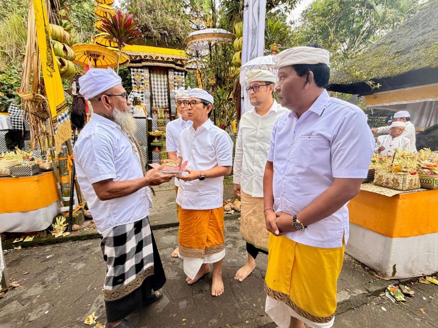Bupati Badung I Wayan Adi Arnawa bersama jajaran Pemkab Badung melaksanakan Bhakti Penganyaran di Pura Luhur Batukau, Tabanan, sekaligus menyerahkan dana punia dan menegaskan dukungan pembangunan kawasan pura melalui hibah Rp18 miliar. (Foto/Sukadana)