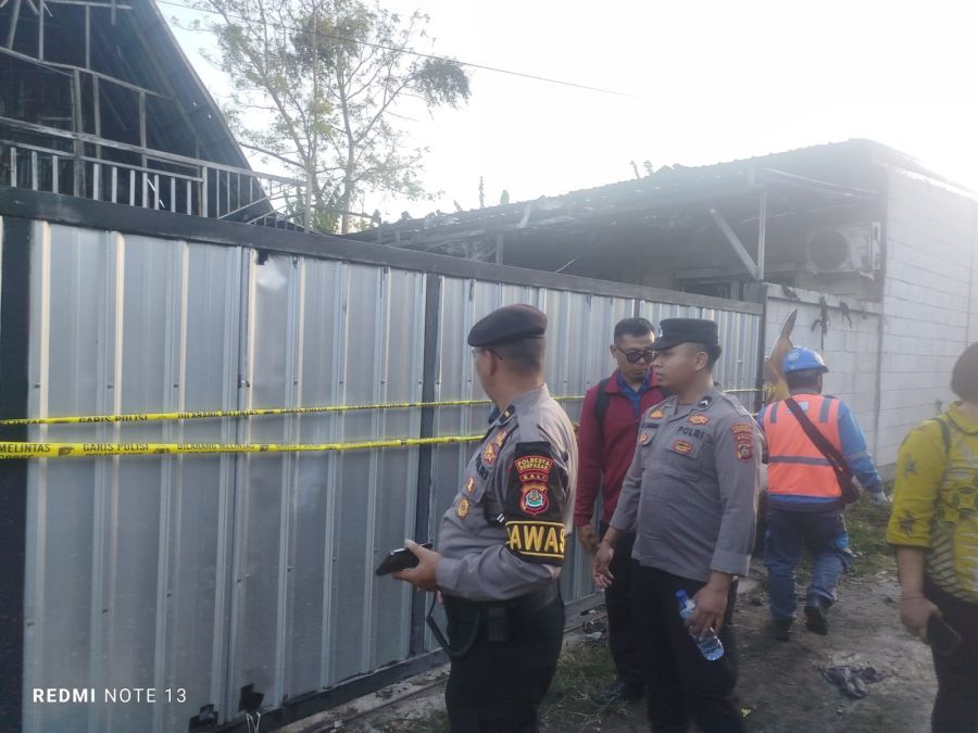 Polisi memasang police line di lokasi gudang pembuatan kembang api yang terbakar di Jalan Siulan Gang Sekar Indah III, Banjar Bekul, Penatih Puri, Denpasar Timur, Denpasar, Bali, Selasa (15/9/2026). (foto/hes)