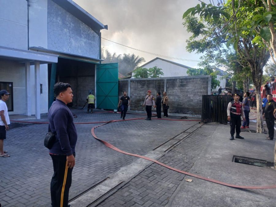 podiumnews.com-Kebakaran Gudang PT Warnatama Cemerlang di Abiansemal, Kerugian Rp2 Miliar 