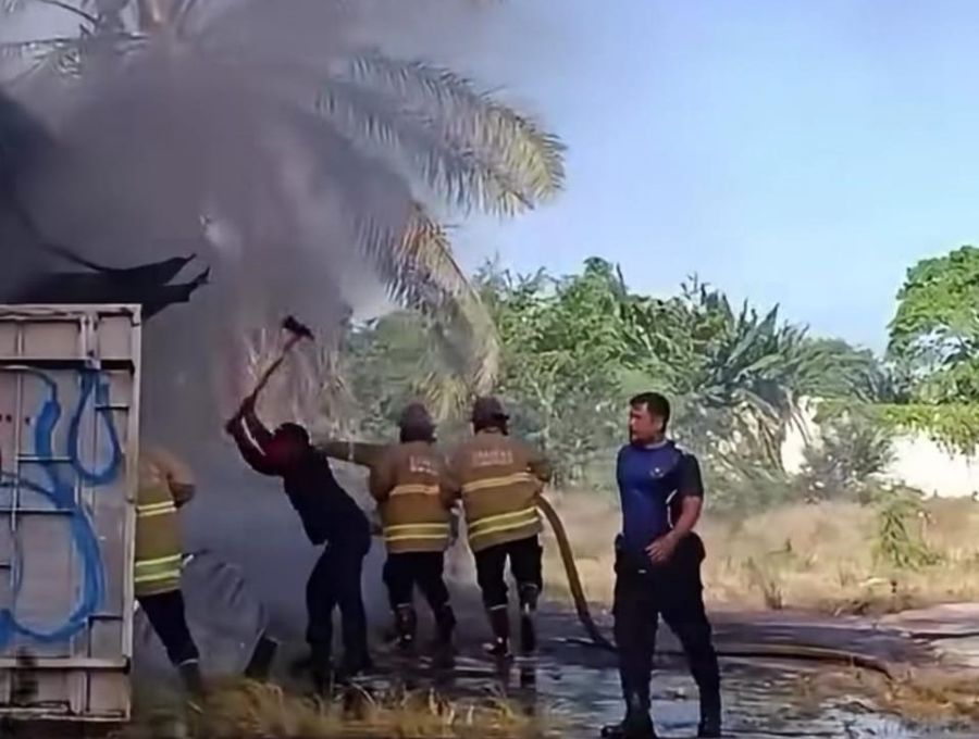 Kebakaran hebat menimpa sebuah gudang penyimpanan barang bekas milik PT Inka Mandiri Internusa, di Jalan Mahendradata No. 9C, Desa Padangsambian Klod, Kecamatan Denpasar Barat, Denpasar, Bali, Selasa (25/8/2026) sore. (foto/hes)