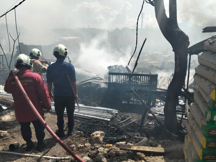 podiumnews.com-Kebakaran Ludeskan Bedeng Proyek di Pecatu, Kerugian Rp50 Juta