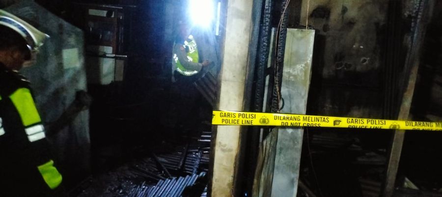 Kebakaran menimpa bangunan rumah semi permanen dan satu unit warung di Jalan Gunung Batur, Gang Mangga nomor 1 Lingkungan Penyaitan, Kelurahan Pemecutan, Denpasar Barat, Denpasar, Bali, Senin (21/9/2026) malam. (foto/hes)