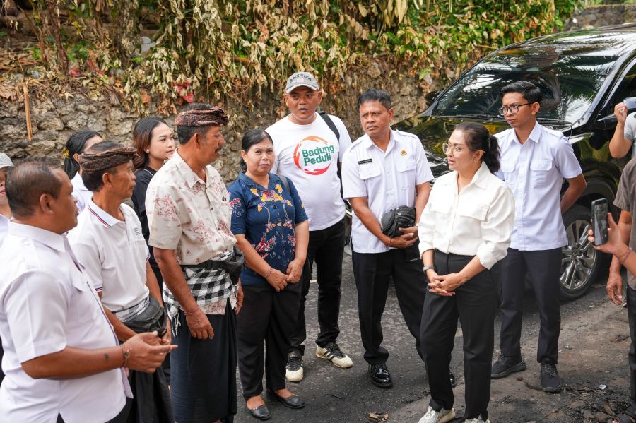 Ketua K3S. Kabupaten Badung, Nyonya Rasniathi Adi Arnawa saat meninjau lokasi sekaligus menyerahkan bantuan kepada warga korban kebakaran di Banjar Trijata, Desa Adat Mambal, Abiansemal, Badung, Bali, Rabu (9/9/2026). (foto/adi)