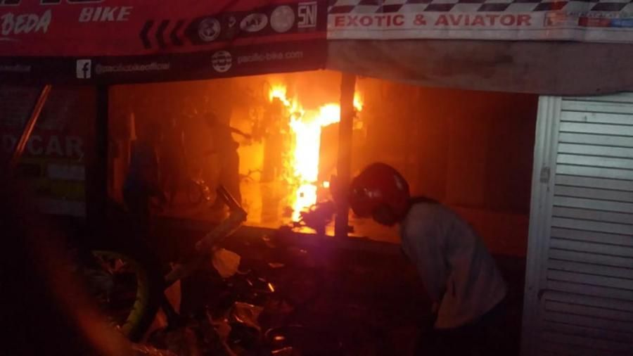 Diduga Konsleting Listrik, Atap Gedong Pura Terbakar