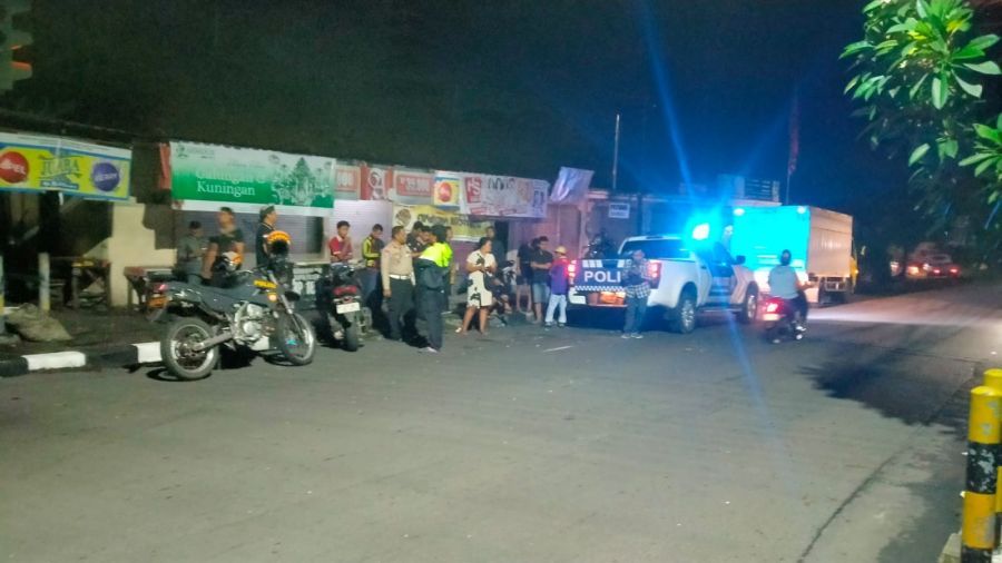 Polisi memeriksa kecelakaan lalu lintas yang terjadi di perempatan Jalan WR Supratman-Waribang, Kesiman, Denpasar Timur, Denpasar, Bali, Jumat (16/1/2026) dini hari. (foto/hes)