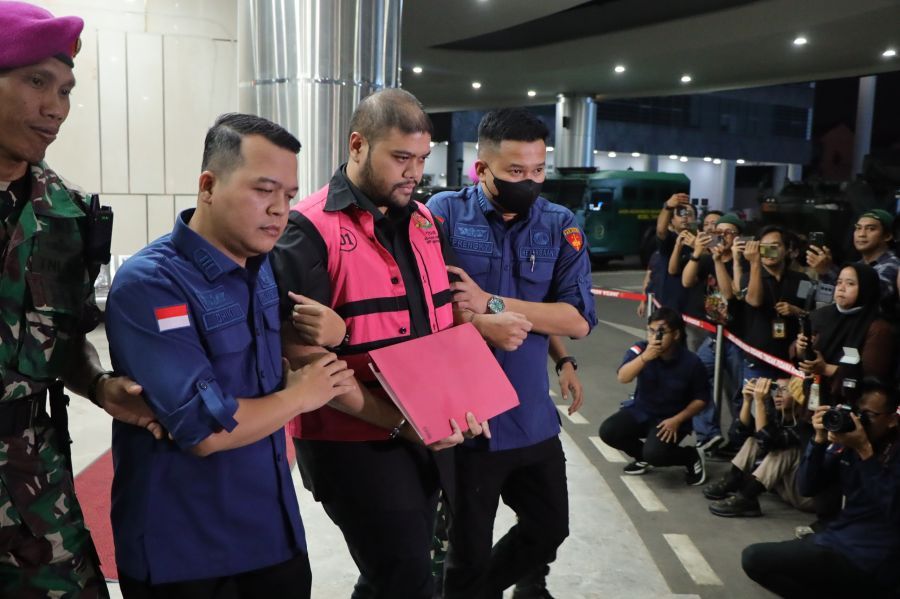 Tersangka berinisial GHS digiring petugas Kejaksaan Agung usai ditetapkan dalam kasus dugaan korupsi tata kelola Program Makan Bergizi Gratis. (Dok: Kejagung)