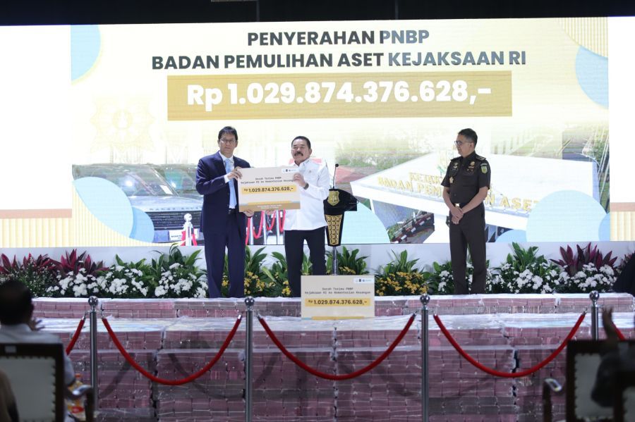 Jaksa Agung ST Burhanuddin menyerahkan hasil pemulihan aset dan lelang sitaan senilai Rp1,02 triliun kepada negara melalui Kementerian Keuangan. (Foto: Kejaksaan)