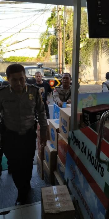 podiumnews.com-Dua Bule Berkelahi hingga Pecahkan Kaca Minimart di Petitenget