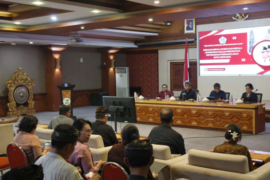 Walikota I Gusti Ngurah Jaya Negara memimpin rapat koordinasi percepatan pengelolaan sampah berbasis sumber dengan melibatkan kaling dan kadus yang digelar di Ruang Mahottama Gedung Sewaka Dharma (GSD) Denpasar, Bali, Kamis (26/3/2026). (foto/sukadana)