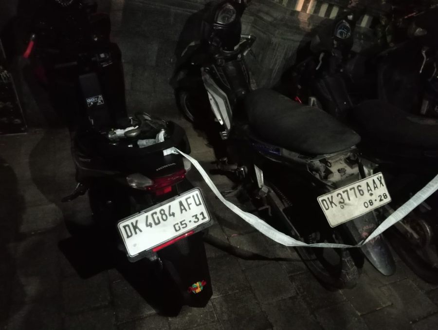 Polisi mengamankan sepeda motor dari lokasi sekelompok pemuda pendatang yang melakukan keributan di Simpang Taman Griya, Jimbaran, Kuta Selatan, Badung, Bali. (foto/hes)