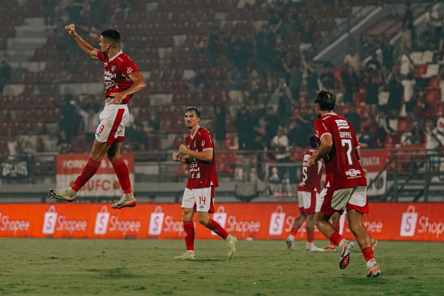 Pemain Bali United, Boris Kopitovic melakukan selebrasi setelah menceploskan gol ke gawang Malut United FC pada laga pekan ke-28 BRI Super League 2025/26, di Stadion Kapten I Wayan Dipta, Gianyar, Bali, Minggu (19/4/2026). (baliutd)
