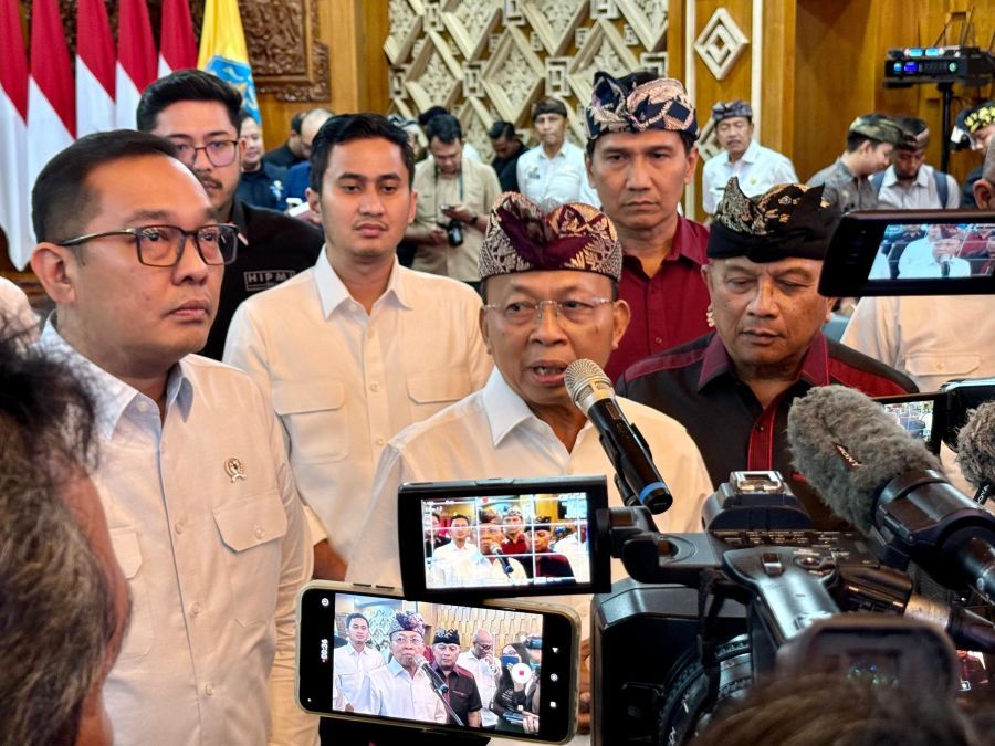 Gubernur Bali, Wayan Koster bersama Wakil Menteri Investasi dan Hilirisasi RI, Todotua Pasaribu melakukan Penandatanganan Nota Kesepakatan antara Kementerian Investasi dan Hilirisasi/BKPM RI dengan Pemerintah Provinsi Bali tentang Pengendalian Pelaksanaan Penanaman Modal, di Gedung Kertha Sabha, Jayasabha, Denpasar, Kamis (22/1/2026). (foto//sukadana)