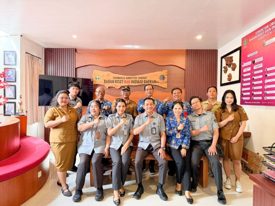 Kanwil Kementerian Hukum Bali terus memperkuat pelindungan kekayaan intelektual komunal melalui koordinasi pengajuan Kawasan Kekayaan Intelektual (KI) Desa Jatiluwih dan pendampingan teknis penyusunan Dokumen Deskripsi Indikasi Geografis (IG) Beras Merah Jatiluwih, di Ruang Rapat Badan Riset dan Inovasi Daerah (BRIDA) Kabupaten Tabanan, Bali, Senin (20/7/2026). (foto/Kanwil Kemenkum Bali)