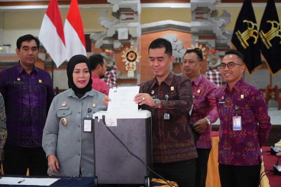 Kantor Wilayah Kementerian Hukum Bali melaksanakan kegiatan Pemusnahan Arsip sebagai bagian dari upaya mewujudkan pengelolaan kearsipan yang tertib, efektif, efisien, dan akuntabel. Kegiatan dilaksanakan di Kantor Wilayah Kementerian Hukum Bali, Denpasar, Selasa (29/9/2026). (foto/Kanwil Kemenkum Bali)