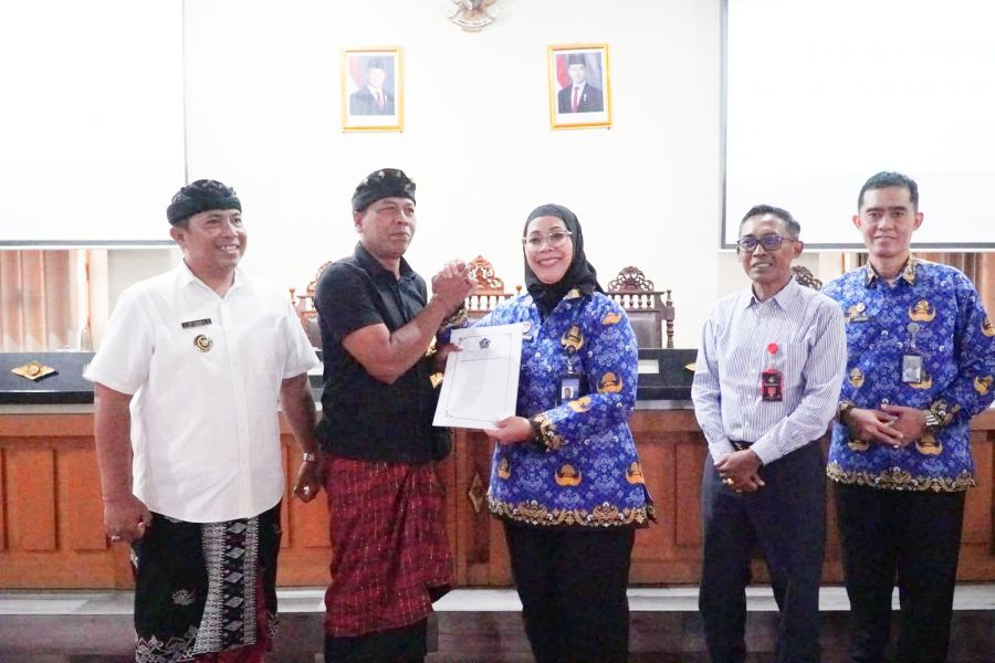 Kantor Wilayah Kementerian Hukum Bali terus memperkuat akses masyarakat terhadap layanan hukum melalui penguatan Pos Bantuan Hukum (Posbankum) di tingkat desa. Komitmen tersebut diwujudkan melalui kegiatan penyerahan sertifikat paralegal, penguatan Posbankum, serta sosialisasi Kekayaan Intelektual, khususnya terkait Hak Cipta, yang dilaksanakan di Kantor Perbekel Desa Darmasaba, Kabupaten Badung, Bali, Kamis (1/10/2026). (foto/Kanwil Kemenkum Bali)