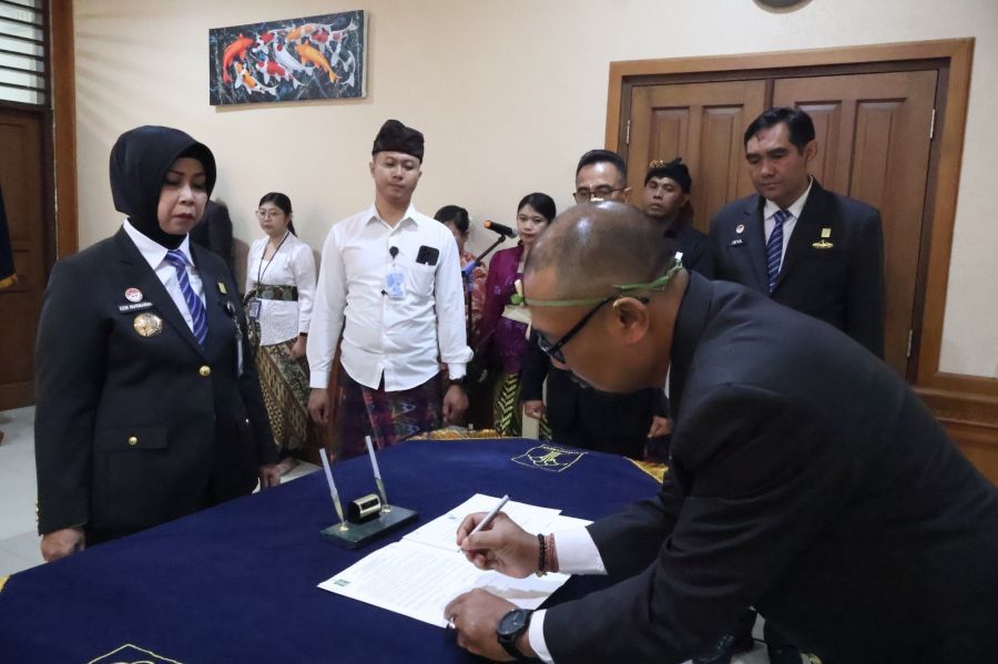 Kepala Kantor Wilayah Kementerian Hukum Bali, Eem Nurmanah, saat melantik dan mengambil sumpah satu orang Analis Hukum Ahli Madya di Ruang Arjuna Kanwil Kemenkum Bali, di Denpasar, Kamis (24/9/2026). (foto/Kanwil Kemenkum Bali)