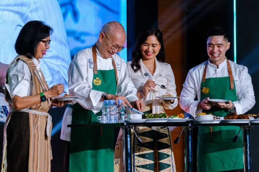 Wamenpar Ni Luh Puspa bersama pelaku industri kuliner mencicipi hidangan Nusantara pada Grab Bintang 5 Awards 2026 di Jakarta, Jumat (12/6/2026). (Foto: Kemenpar)