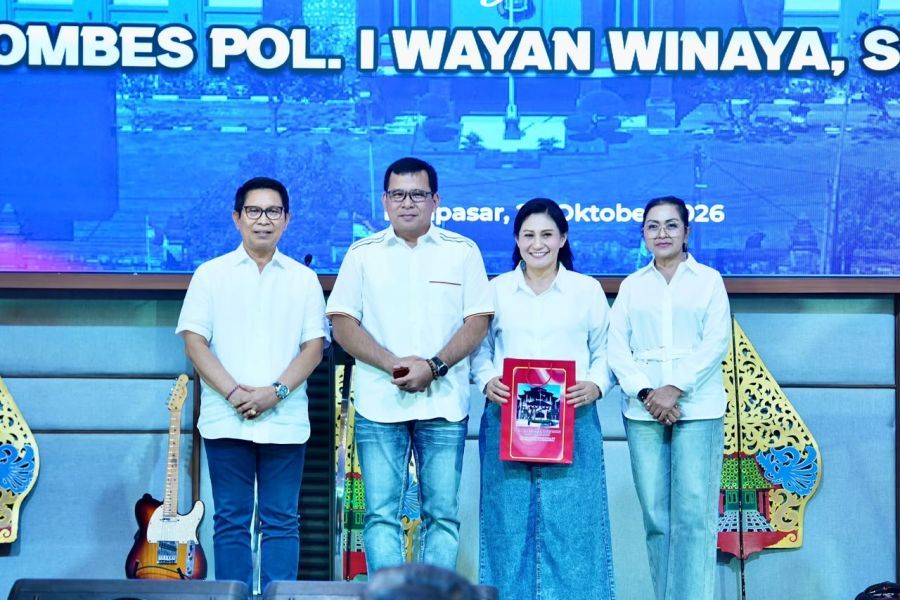 Bupati Badung I Wayan Adi Arnawa bersama istri saat menghadiri acara kenal pamit Kapolresta Denpasar di Bali Dynasty Resort, Tuban, Kuta, Badung, Bali, Selasa (20/10/2026). (foto/adi)