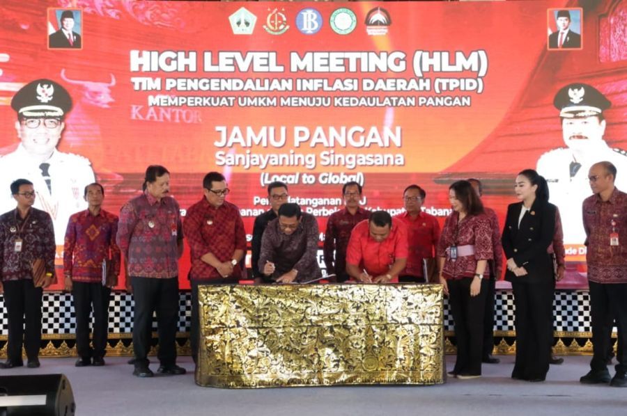 podiumnews.com-Kendalikan Inflasi, Bupati Teken MoU dengan Perbekel Se-Kabupaten Tabanan