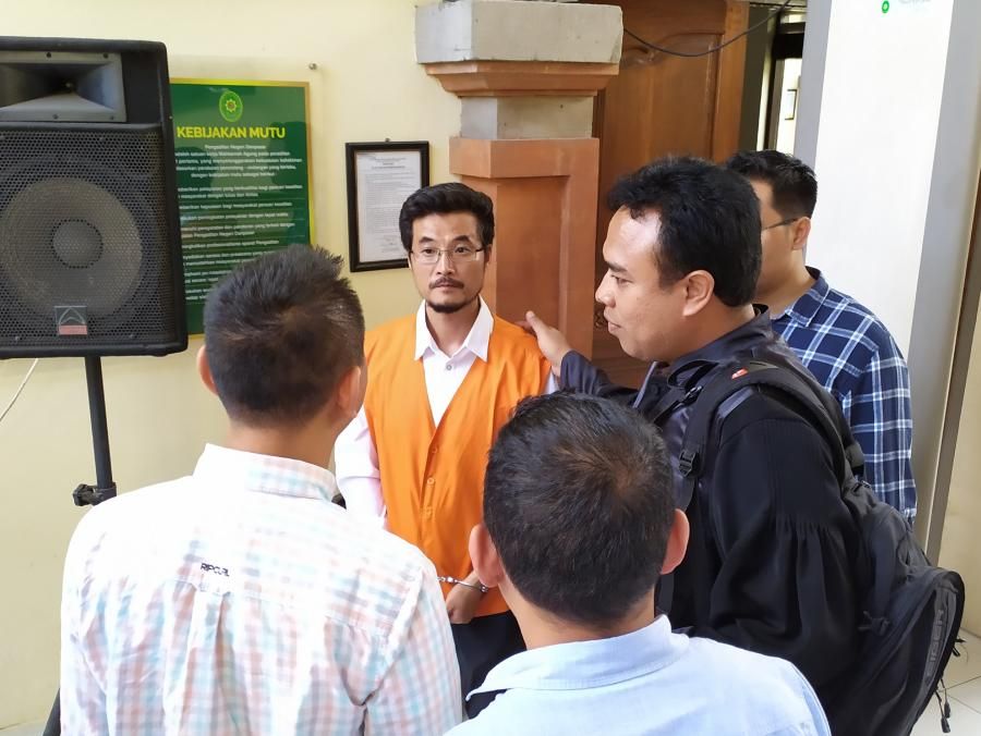 podiumnews.com-Naik Motor dari Malaysia, Pria Cina ini Kebingungan Disidangkan