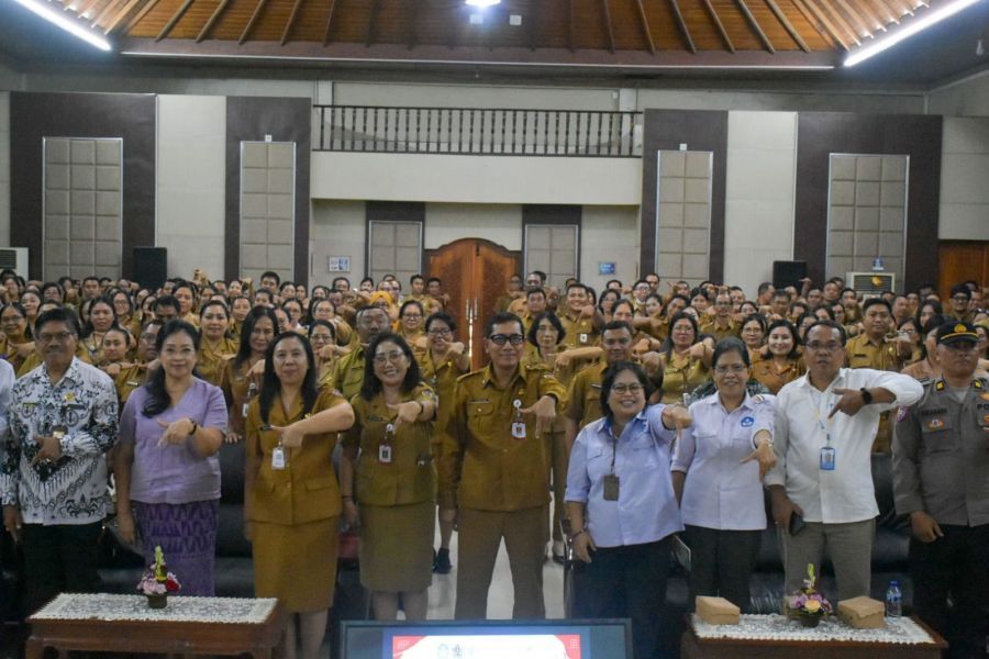 Sekretaris Daerah Kota Denpasar, I Gusti Ngurah Eddy Mulya selaku Ketua Pokja BSAN Kota Denpasar saat memimpin pelaksanaan sosialisasi Budaya Sekolah Aman dan Nyaman (BSAN) bagi kepala sekolah TK/PAUD, SD, dan SMP se-Kota Denpasar di Balai Penjaminan Mutu Pendidikan (BPMP) Provinsi Bali, di Denpasar, Senin (27/7/2026). (foto/sukadana)