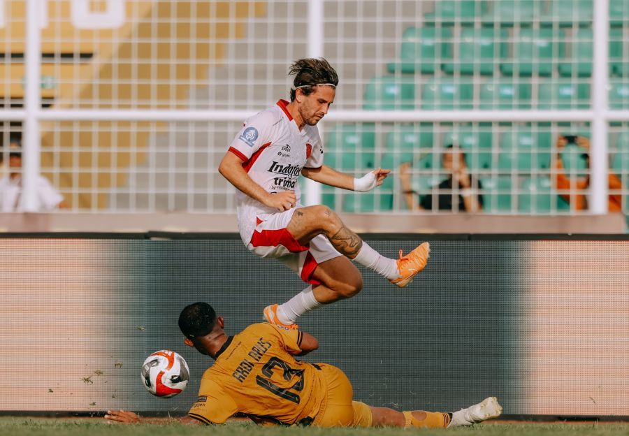 Pemain Bali United berduel dengan pemain Bhayangkara Presisi Lampung FC dalam laga pekan ke-12 BRI Super League 2025/26 di Lampung, Jumat (7/11/2025). (Bali United)