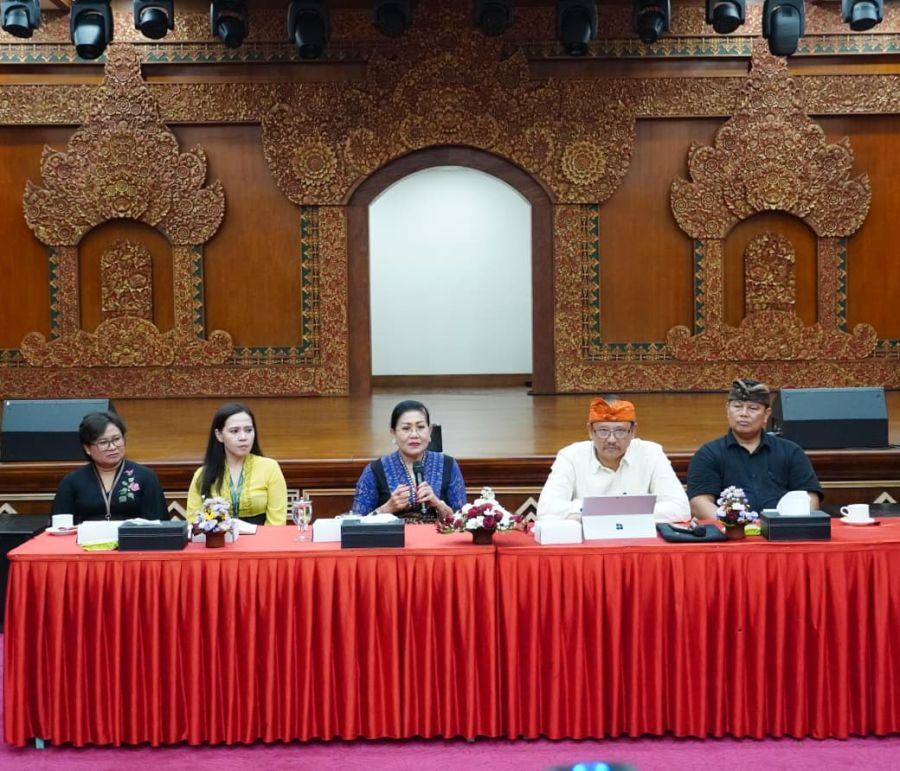 Ketua Dewan Kerajinan Nasional Daerah (Dekranasda) Provinsi Bali, Ibu Putri Koster saat bertemu para perajin IKM Bali Bangkit di Gedung Kertha Sabha, Jayasabha, Denpasar, Bali, Rabu (8/1/2026). (foto/sukadana)