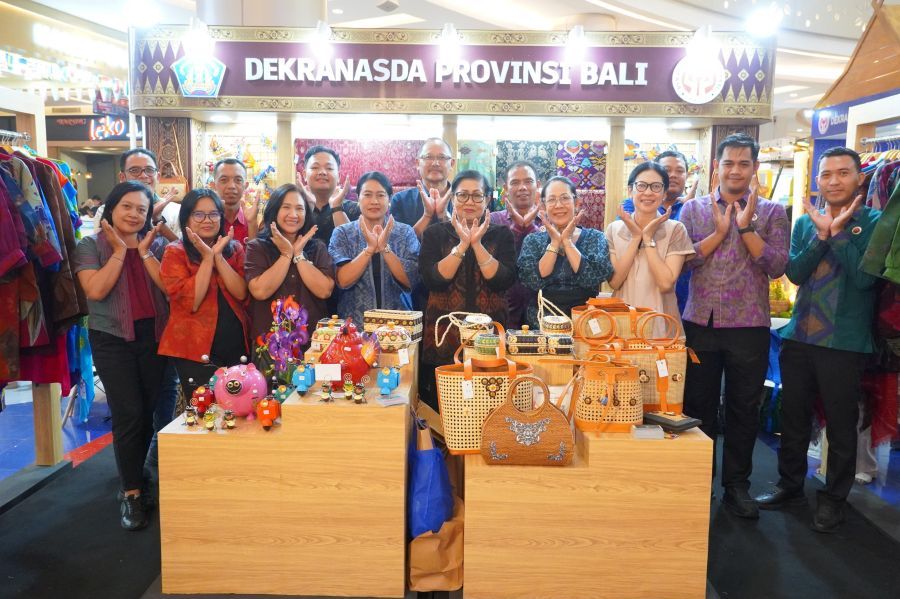 Ketua Dekranasda Provinsi Bali, Ny. Putri Suastini Koster, didampingi Wakil Ketua Dekranasda Provinsi Bali, Ny. Seniasih Giri Prasta, menghadiri Pameran HUT Ke-45 Dewan Kerajinan Nasional (Dekranas) sekaligus mempromosikan berbagai produk kriya unggulan Bali, di Trans Studio Mall Makassar, Sulawesi Selatan. (foto/sukadana)