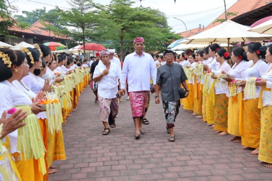 Ketua DPRD Klungkung Anak Agung Gde Anom saat menghadiri pembukaan Festival Goa Lawah 2025. (ist)