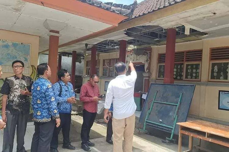 podiumnews.com-Ketua DPRD Klungkung Tinjau Kondisi Darurat SDN Dawan Kaler