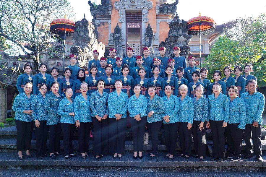 Ketua TP. PKK Kabupaten Badung, Nyonya Rasniathi Adi Arnawa didampingi Sekretaris I, Nyonya Yunita Alit Sucipta hadir menyaksikan perwakilan Kabupaten Badung dalam Lomba Paduan Suara di Gedung Ksirarnawa Art Centre, Denpasar, Bali, Kamis (2/7/2026). (foto/adi)