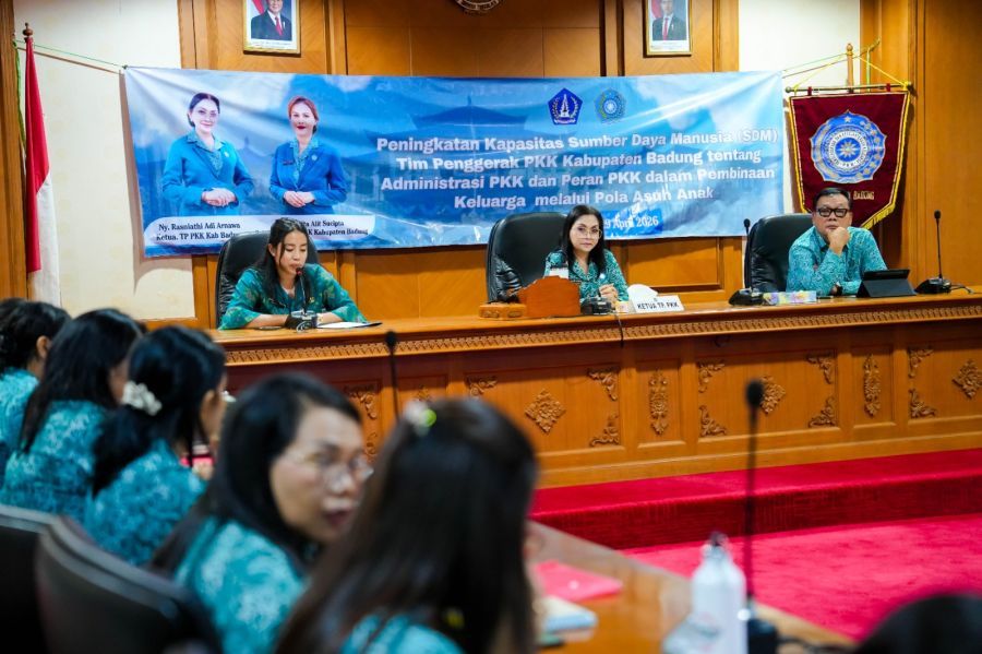 Ketua TP. PKK Kabupaten Badung, Nyonya Rasniathi Adi Arnawa, secara resmi membuka Bimtek Administrasi dan Pola Asuh Anak di Ruang Rapat Gosana II DPRD Badung, Bali, Selasa (28/4/2026). (foto/adi)