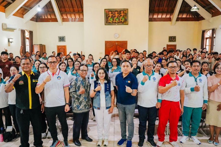 Ketua TP. PKK Badung Ny. Rasniathi Adi Arnawa hadiri kegiatan pembinaan Tim Penilai Lomba Hari Kesatuan Gerak PKK Provinsi Bali Tahun 2026 di SMK Pariwisata Triatma Jaya Badung, Dalung, Kuta Utara, Badung, Bali, Jumat (15/5/2026) pagi. (foto/adi)