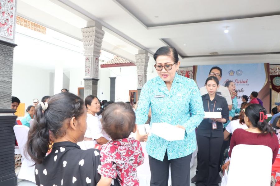 Ketua Tim Penggerak PKK Provinsi Bali Putri Suastini Koster mengajak masyarakat Kabupaten Buleleng untuk mulai mengelola sampah dari sumbernya. (Foto/sukadana)