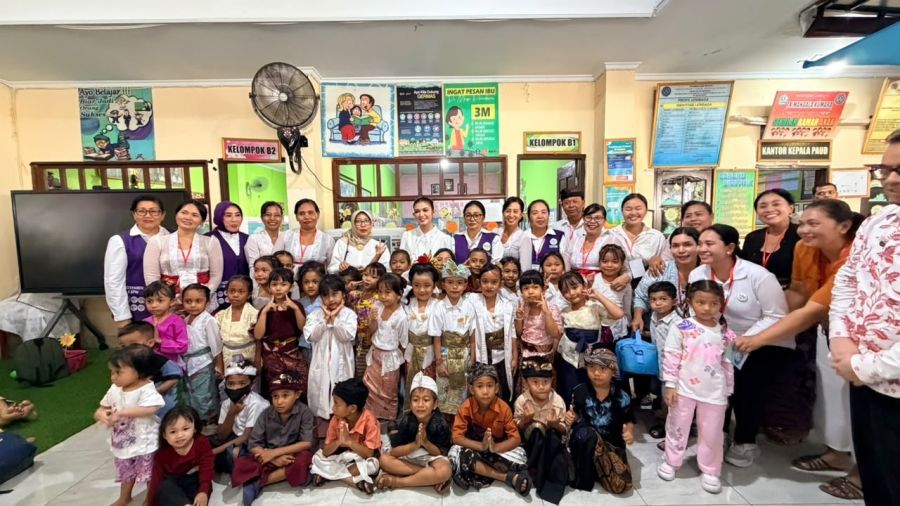 Ketua TP PKK Kota Denpasar, Ny. Sagung Antari Jaya Negara, mendampingi kunjungan kerja Ketua Umum Dewan Kerajinan Nasional (Dekranas) sekaligus Pelindung TP PKK dan TP Posyandu, Selvi Gibran Rakabuming Raka, ke Posyandu Banjar Mandala Sari, Desa Dangin Puri Kelod, Denpasar, Bali, Kamis (22/10/226) sore. (foto/sukadana)