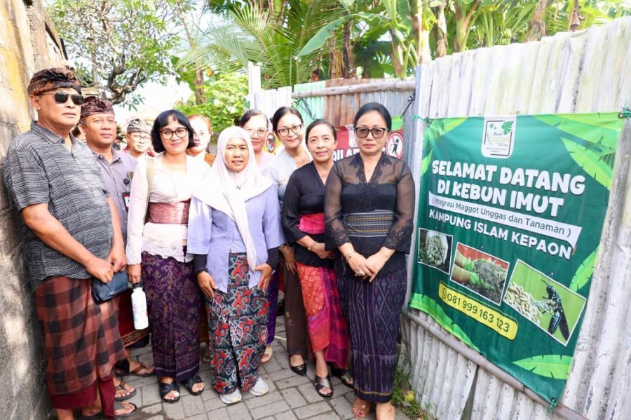 podiumnews.com-Ketua PKK Denpasar Kunjungi Kebun Imut, Olah Sampah Organik