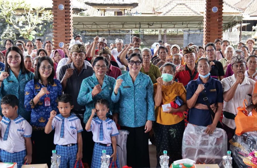 Ketua TP PKK Kabupaten Tabanan yang akrab disapa Bunda Rai melakukan aksi kemanusiaan bertajuk Bergerak dan Berbagi yang digelar secara roadshow di Kecamatan Tabanan dan Kecamatan Kediri, Tabanan, Bali, Senin (27/4/2026). (foto/prokopimtabanan)