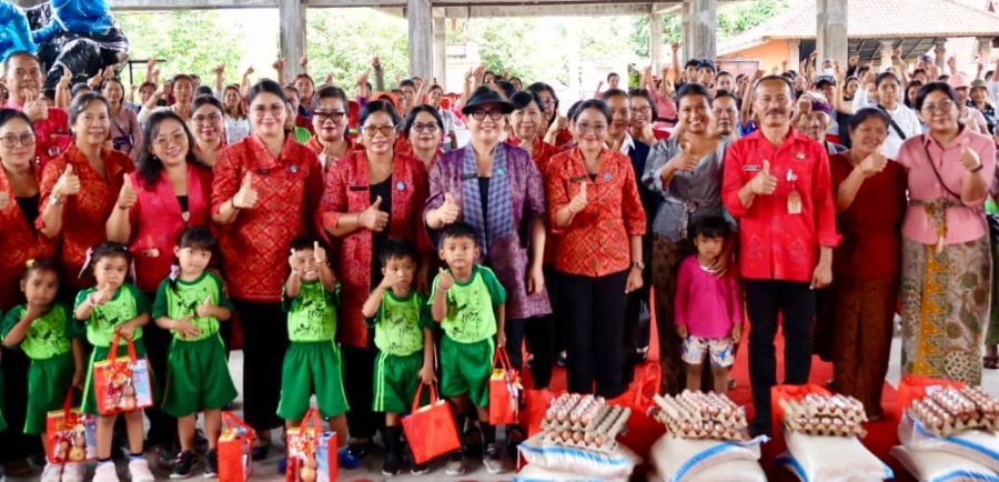 Ketua TP PKK Kabupaten Tabanan, Ny. Rai Wahyuni Sanjaya melalui roadshow ke-10 program Bergerak dan Berbagi turun langsung menyapa dan membantu masyarakat di Kecamatan Selemadeg Timur dan Selemadeg, Tabanan, Bali, Senin (18/5/2026) (foto/prokopimtabanan)