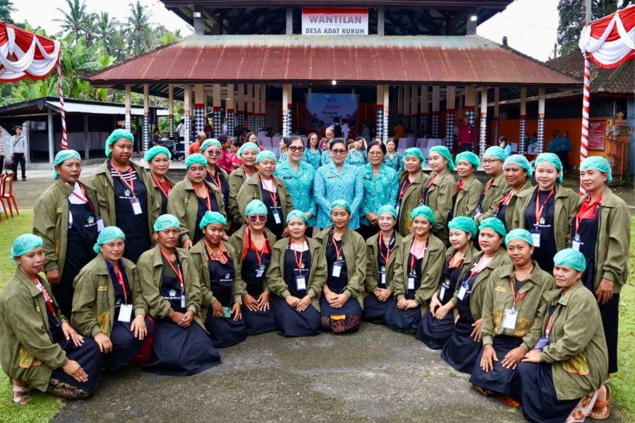 Ketua TP PKK Kabupaten Tabanan, Ny. Rai Wahyuni Sanjaya, menunjukkan dukungan penuh terhadap program kerja Tim Penggerak PKK Provinsi Bali Tahun 2026 yang dikemas dalam aksi sosial bertajuk “Bergerak dan Berbagi” di 9 Kabupaten/Kota se-Bali. (foto/prokopimtabanan)