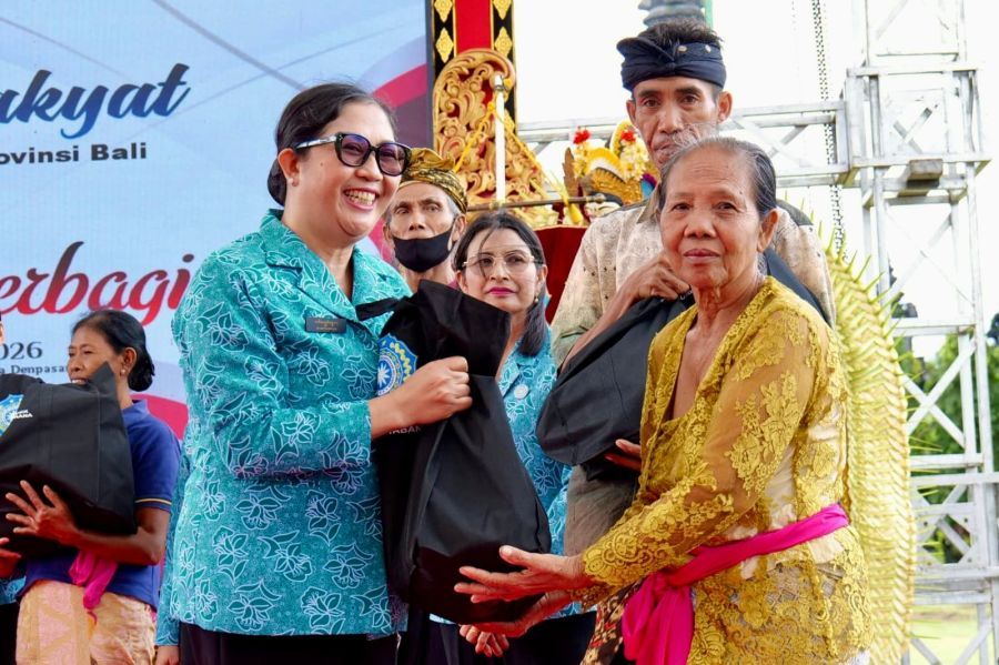 Ketua TP PKK Kabupaten Tabanan Ny. Rai Wahyuni Sanjaya menghadiri kegiatan Pasar Rakyat bertema “Berbelanja dan Berbagi” yang diselenggarakan oleh TP PKK Provinsi Bali di Lapangan Puputan Margarana, Renon, Denpasar, Bali, Jumat (13/3/2026). (foto/prokopimtabanan)