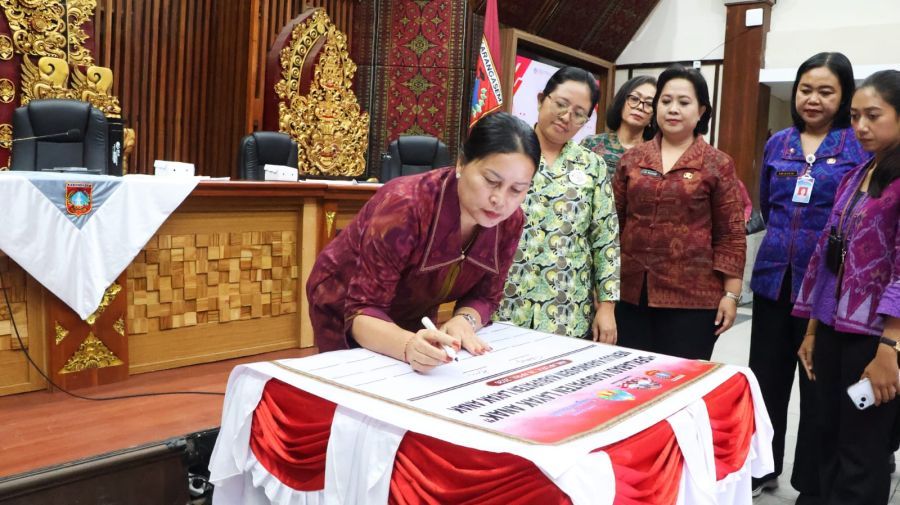 Ny. Seniasih Giri Prasta selaku Ketua Forum PUSPA (Partisipasi Publik untuk Kesejahteraan Perempuan dan Anak) Provinsi Bali turun ke Kabu dalam kegiatan sosialisasi Kabupaten/Kota Layak Anak (KLA), di Wantilan Sabha Kerti, Kantor Bupati Karangasem, Bali, Selasa (28/4/2026). (foto/sukadana)