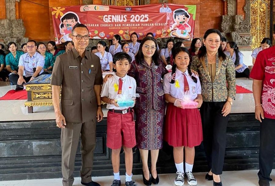 Ketua TP PKK Kabupaten Badung, Nyonya Rasniathi Adi Arnawa, melaksanakan GENIUS di Wantilan Desa Adat Sangeh, Badung, Bali, Selasa (4/11/2025). (foto/adi)
