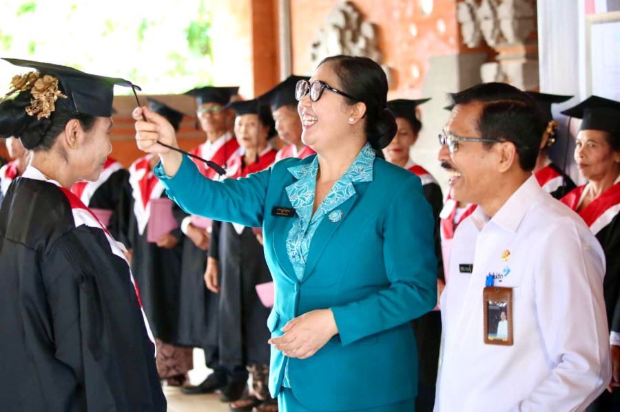 podiumnews.com-Ketua TP PKK Tabanan Apresiasi Ketekunan Belajar 230 Wisudawan Lansia